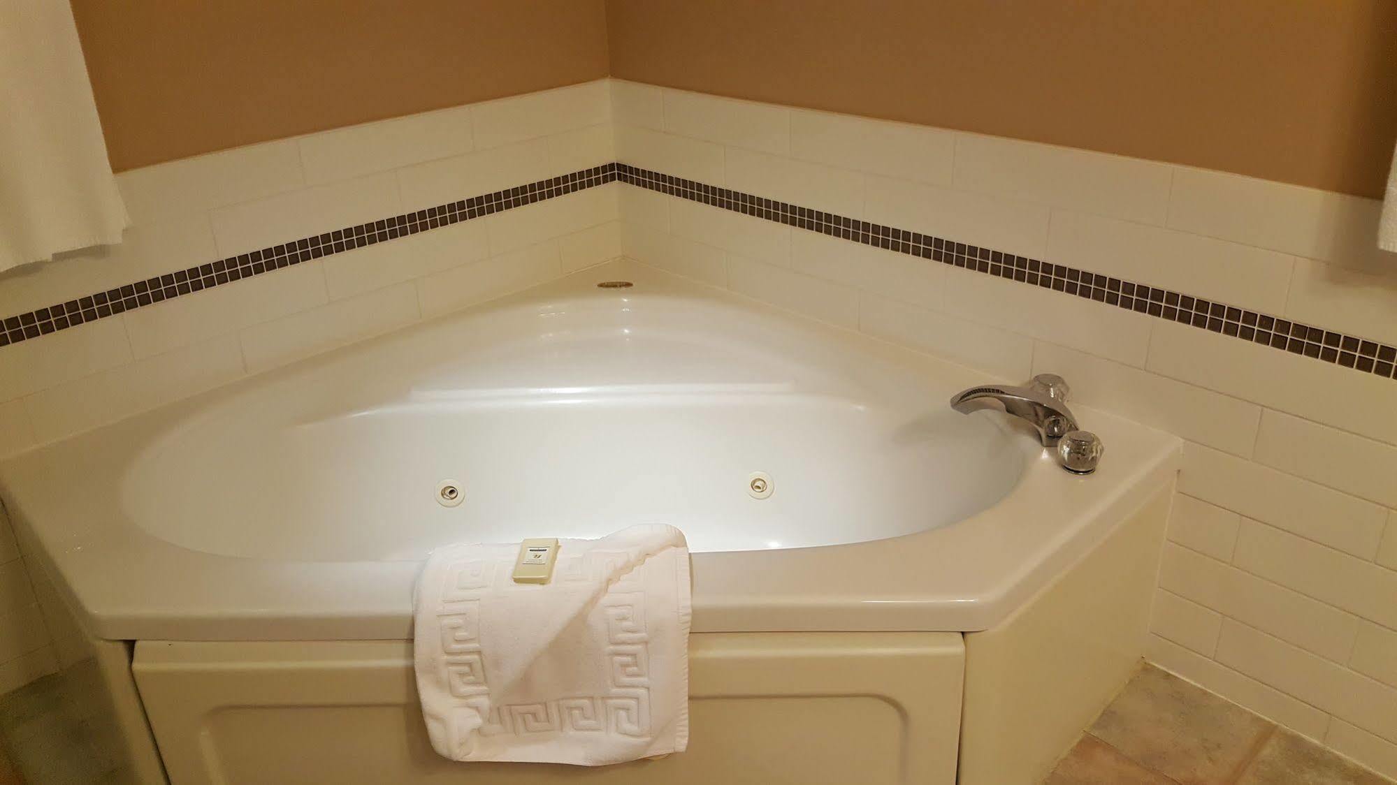 The Cedarwood Inn & Suites Sidney Luaran gambar